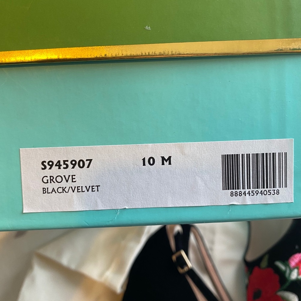 Kate Spade Grove Velvet Pumps. - Picture 14 of 16